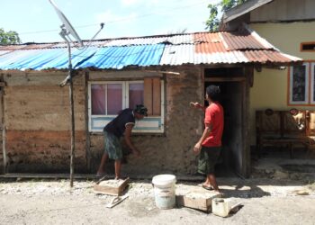 Personil Kodim 1503/Tual Kembali Memperbaiki Rumah Warga Ohoitel