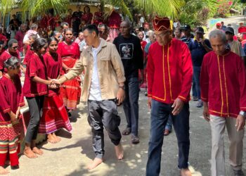 Tanpa Alas Kaki, VR Pulang Kampung dan Disambut Meriah Masyarakat Tutrean