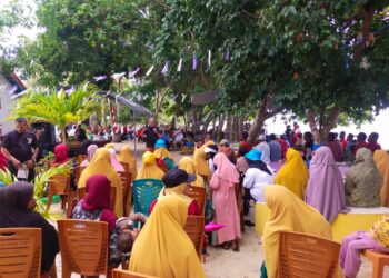 Kampanye Di Sejumlah Desa di kecamatan KKTS, Paslon MTH-VR Menyerahkan Buku Visi Misi