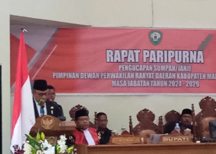 Huwae Hadiri Pelantikan Pimpinan DPRD Malra, Ini Yang Disampaikan