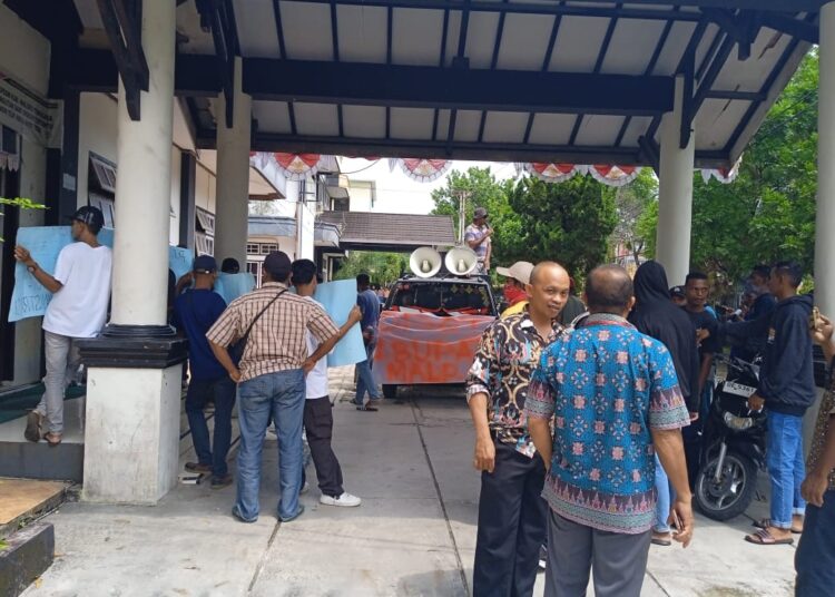 AMP Seruduk BKSDM Dan Gedung DPRD Tuntut Copot Pj Bupati Malra