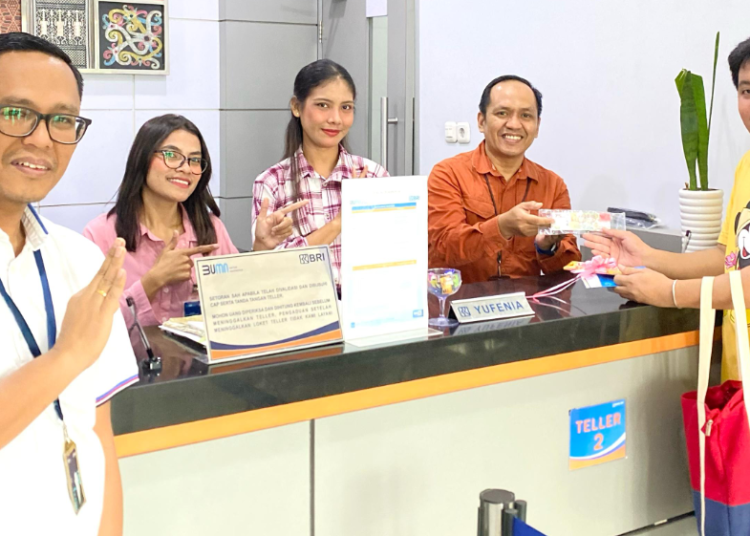 Sentuhan Melayani Dengan Hati, Nasabah BRI Pulau Aru Diberi Kado Coklat dan UPK 75 di Hari Valentine