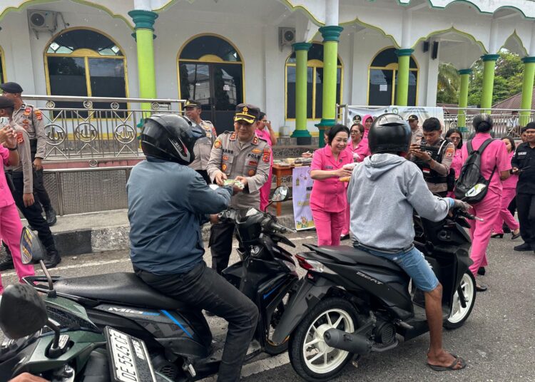Gandeng Bayangkari, Kapolres Malra Dan Staf Bagi-Bagi Takjil