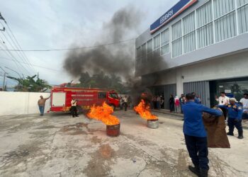 Utamakan Keselamatan Pekerja dan Nasabah, BRI Aru Gandeng Damkar  Gelar Simulasi Penanganan Kebakaran