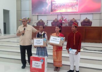 Bupati Maluku Tenggara Serahkan Hadiah Lomba Membaca Hukum Adat Larvul Ngabal