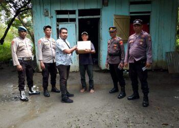 Polsek Waipia Bagikan Bansos dalam Rangka Memperingati HUT Bhayangkara ke-79