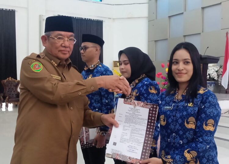 Serahkan SK CPNS Bupati Tekankan ASN Harus Jadi Teladan
