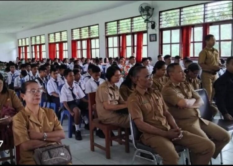 Camat TNS Berikan Motivasi dan Edukasi kepada Calon Siswa SMA 17 Malteng