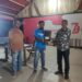 PJ. Kepala Ohoi Ohoililir Menyerahkan Akta Kepada Ketua Koperasi Merah Putih