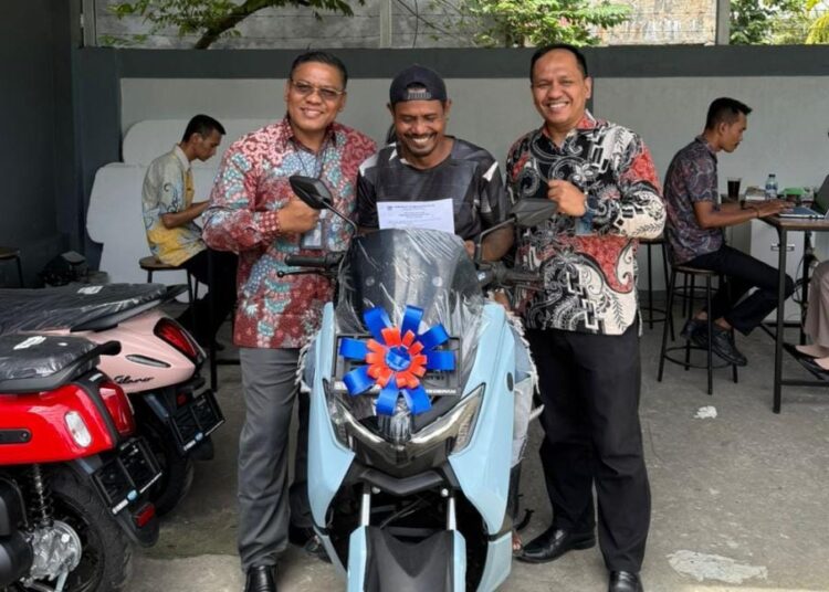 BOH Serahkan Hadiah GrandPrize Program Panen Hadiah Simpedes bagi nasabah Simpanan BRI Pulau Aru periode II tahun 2024-2025