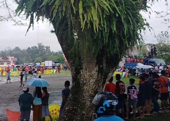 Penonton Pertandingan Bola Gawang Mini dan Voly Turnamen NUSRATELU CUP 2025 Tetap Semangat Meski Diguyur Hujan Lebat