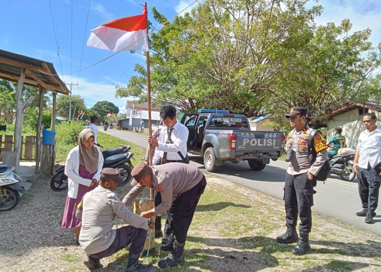 Polsek Pasanea Bagikan Bendera Merah Putih Sambut HUT RI ke-80
