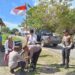 Polsek Pasanea Bagikan Bendera Merah Putih Sambut HUT RI ke-80