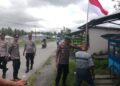 Polsek Waipia Bagikan dan Pasang Bendera Merah Putih untuk Masyarakat