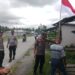 Polsek Waipia Bagikan dan Pasang Bendera Merah Putih untuk Masyarakat