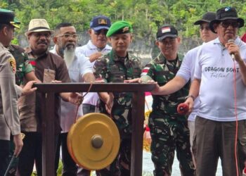 Bupati Thaher Buka Festival Lomba Dayung Perahu Naga di El’lomel Beach