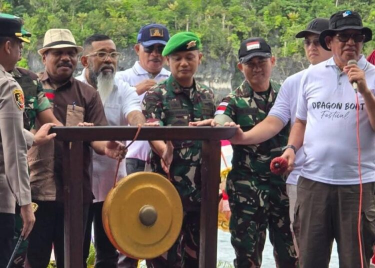Bupati Thaher Buka Festival Lomba Dayung Perahu Naga di El’lomel Beach