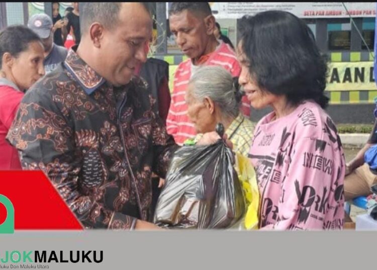 Bupati Malteng Salurkan Bantuan Sembako untuk Warga Hunuth Korban Bentrok