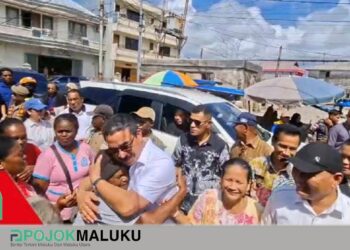 Suasana Pecah di Pasar Timur Dobo, Gubernur Hendrik Dirangkul Rakyat