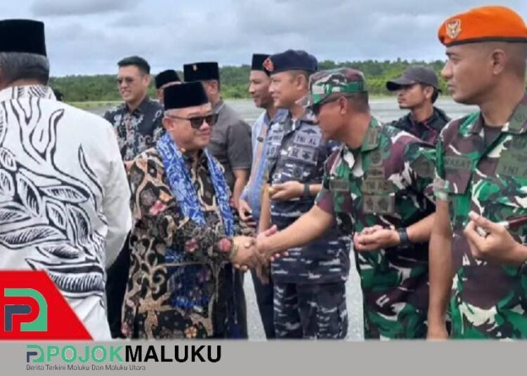 Dandim 1503/Tual Hadiri Penjemputan Mendikdasmen  RI di Maluku Tenggara