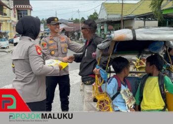 Jumat Berkah, Iptu Charles Langitan Berbagi dengan Tukang Becak di Namlea