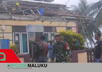 Babinsa Desa Durjela Bersama Warga Laksanakan Karya Bakti Pemasangan Seng Kantor PKK