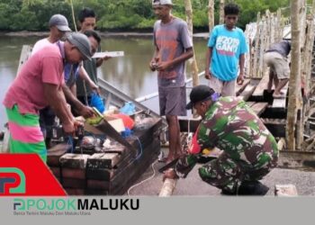 Babinsa Turun Tangan Bantu Warga Bangun Jembatan Darurat Desa Dian Darat