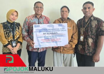 BRI Pulau Aru Serahkan Klaim Asuransi Davestera  kepada Ahli Waris Nasabah