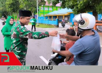 Indahnya Berbagi di Bulan Suci, Kodim 1503/Tual Bersama Persit Turun ke Jalan Bagikan Takjil