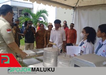 Kunjungi Stand SMK Siwa Lima Santo Yosep Langgur, Wabup Viali Pesan Produk Lokal