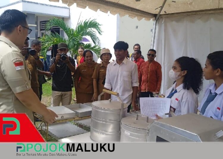 Kunjungi Stand SMK Siwa Lima Santo Yosep Langgur, Wabup Viali Pesan Produk Lokal